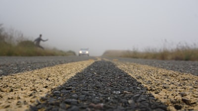 男人站在高速公路道路
